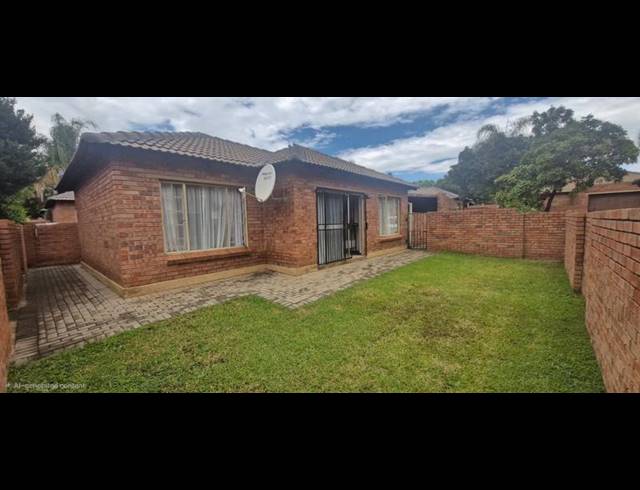 3 BEDROOM TOWNHOUSE FOR SALE IN HEUWELSIG ESTATE